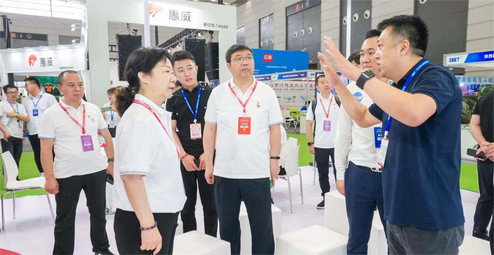 多位领导亲临清听声学展位，全面了解安静操场、教学音响等教育体系产品。